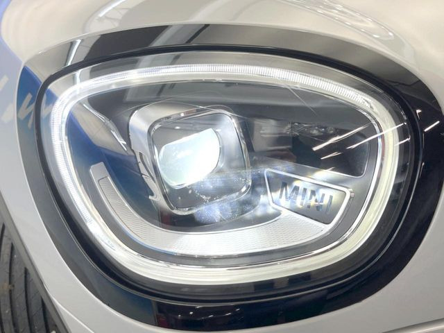 ●LEDヘッドライト:夜間走行時も良好な視界を確保し安心して運転できる高輝度LEDヘッドライトを装備!点灯速度が早く、消費電力も抑えられています。