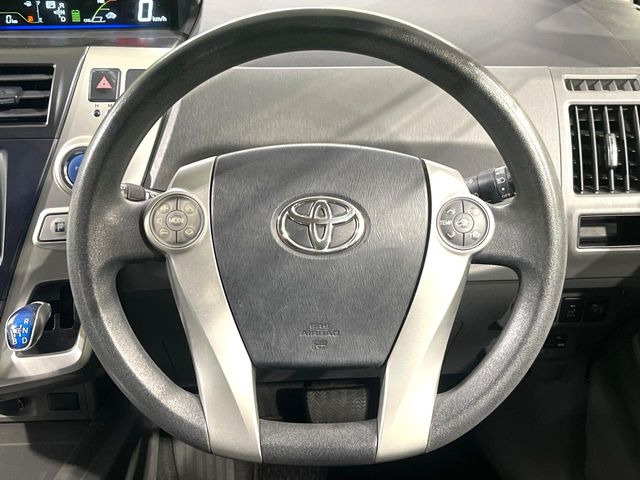 �C���e���A�ɍ��킹���f�U�C���̃X�e�A�����O�́A�^�]�������̂��Ƃ��l���A�^�]���₷���`��A�傫���ł��B�����x�A���ۂɐG���Ă��m���߂��������B