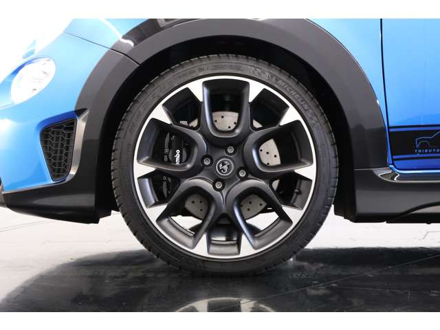 ���k�Ɏd�グ��ꂽ17�C���`10�X�|�[�N�_�C�������h���H�A���~�z�C�[���B�f�U�C�����Ƒ��s���萫�𗼗����A�㎿�ȑ��݊������o���܂��B