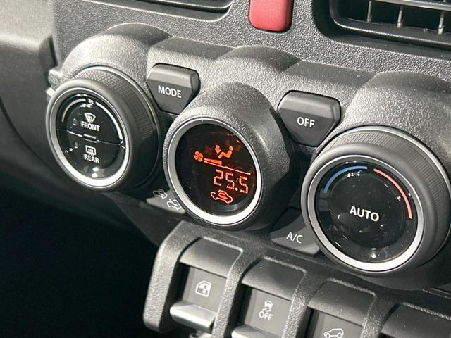 【オートエアコン】一度お好みの温度に設定すれば、車内の温度を検知し風量や温度を自動で調整。暑い&hellip;寒い&hellip;と何度もスイッチ操作をする必要はありません。快適な車内空間には必須の機能ですね♪