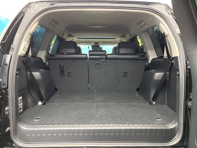 後席を格納すると、これだけの広さが!シーンに合わせたシートアレンジで、大きな荷物も積むことが出来ます♪