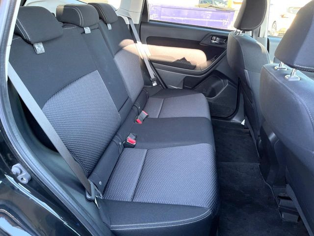 後部座席も気になるようなキズ・汚れやへたり等、大きなダメージはなく、良好な状態です。