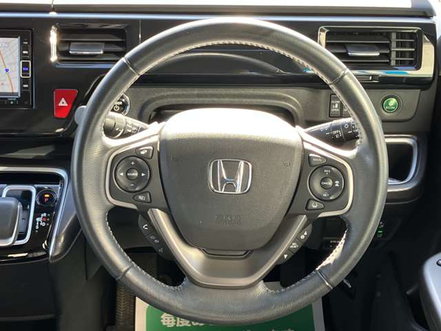 ステアリングもスベスベできれいです!