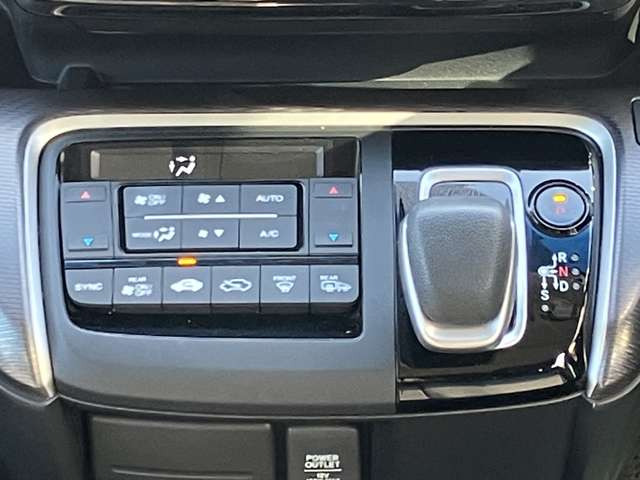 シフトレバー周りもキレイな状態です!