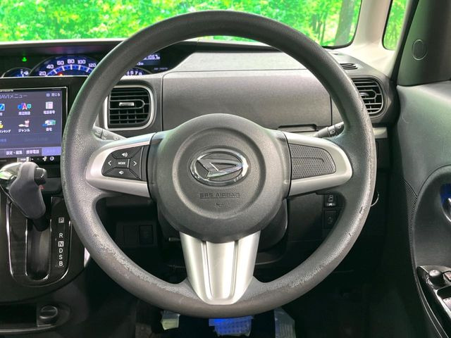 �C���e���A�ɍ��킹���f�U�C���̃X�e�A�����O�́A�^�]�������̂��Ƃ��l���A�^�]���₷���`��A�傫���ł��B�����x�A���ۂɐG���Ă��m���߂��������B