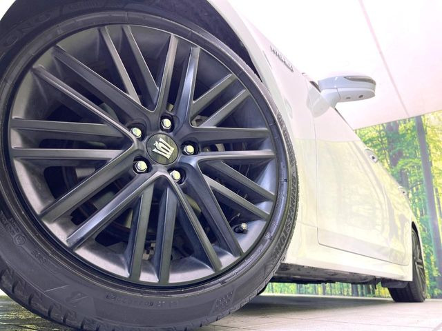 �y�����I�v�V����18�C���`�A���~�z�C�[���z�����I�v�V�����z�C�[���𑕒��B���s���\�̌���ɉ����A�O�ς����X�^�C���b�V���ɂȂ��Ă��܂��B