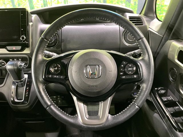 �C���e���A�ɍ��킹���f�U�C���̃X�e�A�����O�́A�^�]�������̂��Ƃ��l���A�^�]���₷���`��A�傫���ł��B�����x�A���ۂɐG���Ă��m���߂��������B