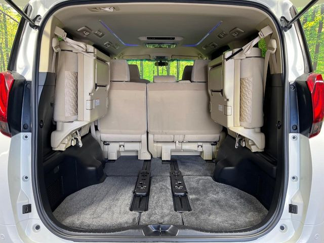 後席を格納すると、これだけの広さが!シーンに合わせたシートアレンジで、大きな荷物も積むことが出来ます♪