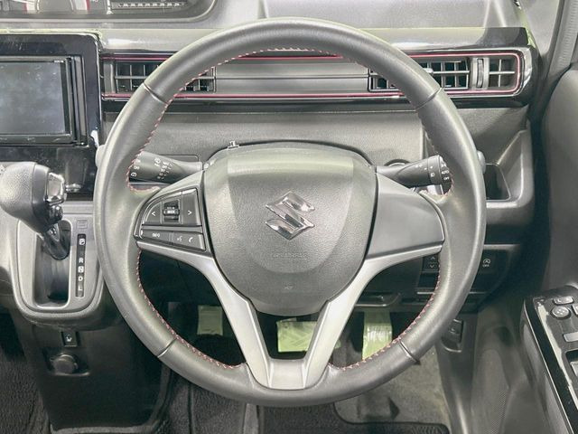 �C���e���A�ɍ��킹���f�U�C���̃X�e�A�����O�́A�^�]�������̂��Ƃ��l���A�^�]���₷���`��A�傫���ł��B�����x�A���ۂɐG���Ă��m���߂��������B