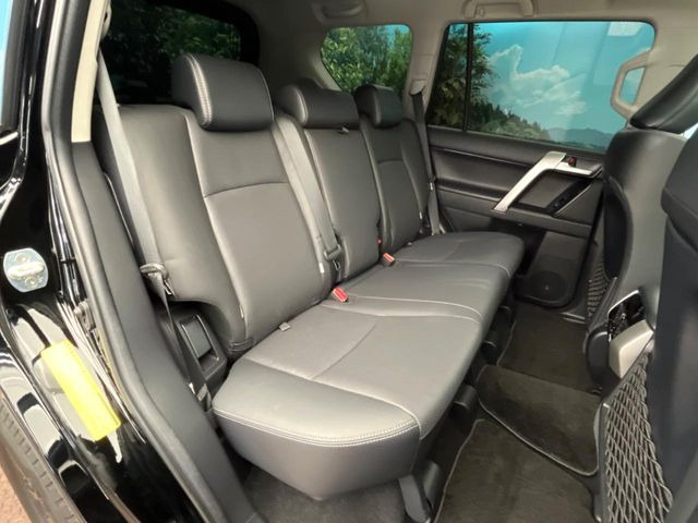 後部座席も気になるようなキズ・汚れやへたり等、大きなダメージはなく、良好な状態です。