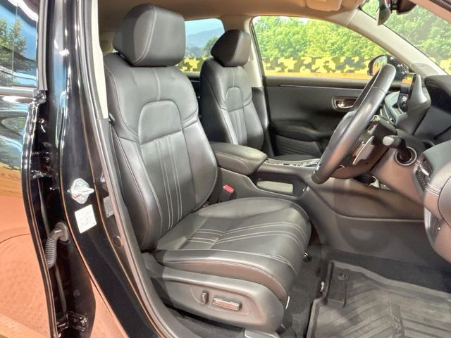 【黒革シート】上質な本革を使用し、高級感あふれる黒革シート。常に体に触れる部分だから、座り心地の良さにはこだわりたいですね♪汚れの付着や劣化を抑制する内装コーティング施工もおススメですよ♪