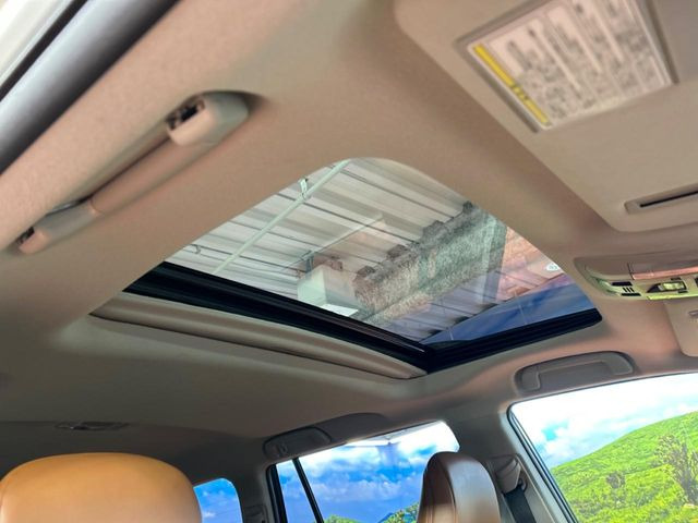 【サンルーフ】開放感たっぷりの希少装備、サンルーフが装着されています!車内に明かりを取り入れたり景色を楽しむ以外にも、車内の空気も簡単に換気できて快適です!