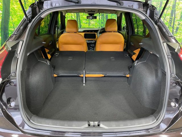 後席を格納すると、これだけの広さが!シーンに合わせたシートアレンジで、大きな荷物も積むことが出来ます♪