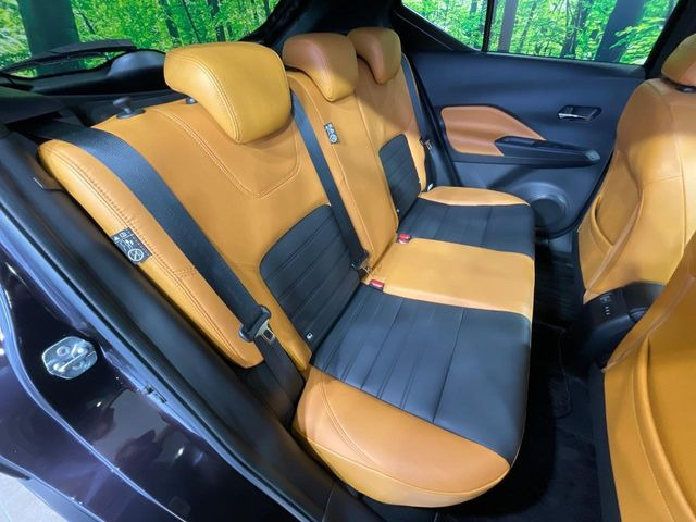 後部座席も気になるようなキズ・汚れやへたり等、大きなダメージはなく、良好な状態です。