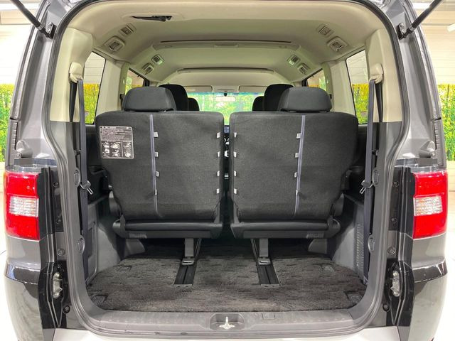 ���i�̂���������ʋ΁A���}���ɏ\���ȉ׎��X�y�[�X���m�ۂ��Ă���܂��B�Z�J���h�V�[�g��|���ƁA�傫�ȉו��̐ύڂ��\�ł���