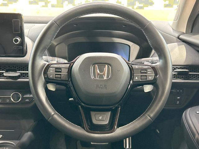 【パドルシフト】ハンドルから手を離さずに素早くシフトアップ&ダウンができるので、エンジンブレーキを使う下り坂や高速道路の合流で加速したい場面で役立ちます。