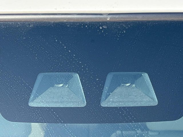 【スマートアシスト】走行中に前方の車両等を認識し、衝突しそうな時は警報とブレーキで衝突回避と被害軽減をアシスト。より安全にドライブをお楽しみいただけます。