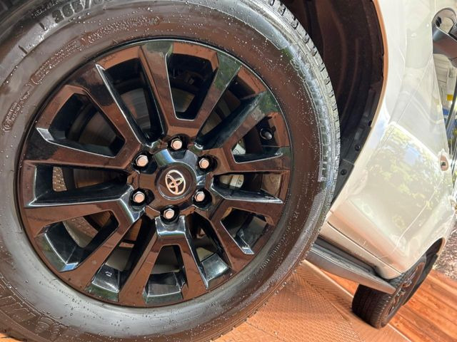 【純正18インチアルミホイール】外観にマッチした純正アルミホイールを装着しております。各種社外アルミホイールや、スタッドレスタイヤも取扱いしております。是非ご相談ください♪