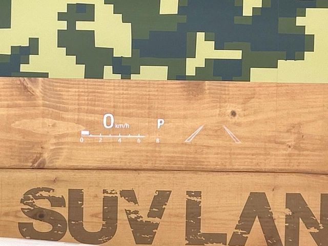 【ヘッドアップディスプレイ】現在の速度や走行情報をデジタル表示で運転席前方のガラスに投影!運転中、目線をずらさず必要な情報を確認できるのでとっても便利で安心!