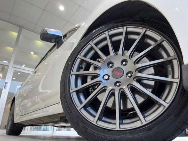 �y�����I�v�V����18�C���`�A���~�z�C�[���z�����I�v�V�����z�C�[���𑕒��B���s���\�̌���ɉ����A�O�ς����X�^�C���b�V���ɂȂ��Ă��܂��B