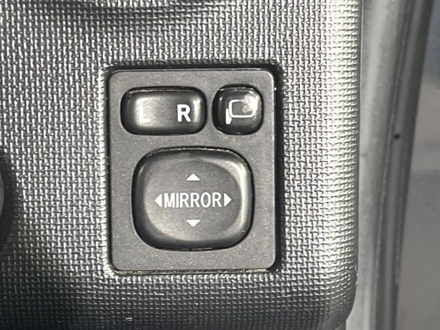 �y�d���i�[�~���[�z�T�C�h�~���[�͓d���i�[���ƂȂ��Ă���A�������ԏ�ł��L�Y�������X�N��}�����܂��B