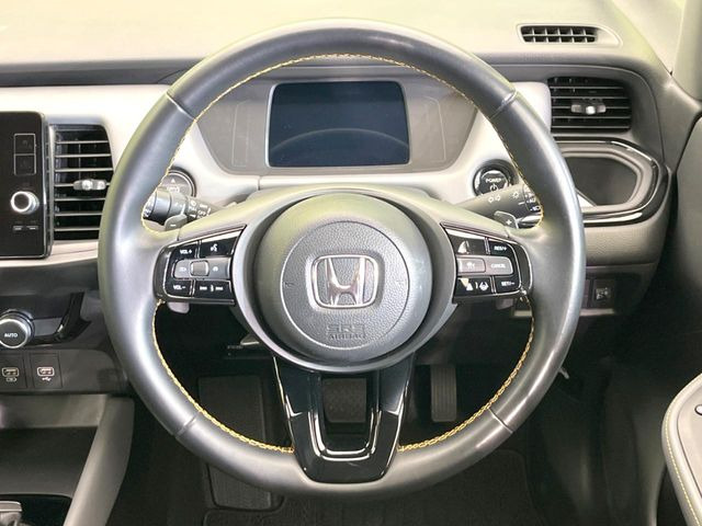 �C���e���A�ɍ��킹���f�U�C���̃X�e�A�����O�́A�^�]�������̂��Ƃ��l���A�^�]���₷���`��A�傫���ł��B�����x�A���ۂɐG���Ă��m���߂��������B