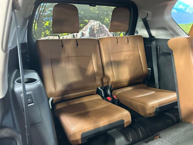 3列目シートはもちろん状態良好☆大人でもゆったりと座って頂けますので、大人数でのお出かけもラクラクです♪ご家族で、気の知れた仲間で、ドライブに行くのが楽しみですね♪