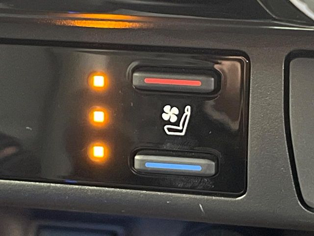 【シートベンチレーション】夏場は涼しい風でお尻や背中の熱やムレを防ぎ、冬はエアコンよりも早く温まってポカポカに!季節を問わず快適に過ごせます。