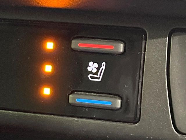 【シートベンチレーション】夏場は涼しい風でお尻や背中の熱やムレを防ぎ、冬はエアコンよりも早く温まってポカポカに!季節を問わず快適に過ごせます。