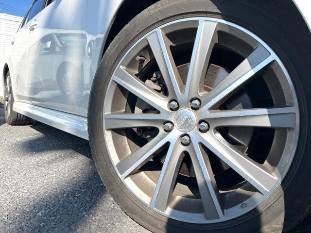 �y����18�C���`�A���~�z�C�[���z�O�ςɃ}�b�`���������A���~�z�C�[���𑕒����Ă���܂��B�e��ЊO�A���~�z�C�[����A�X�^�b�h���X�^�C�����戵�����Ă���܂��B���񂲑��k����������