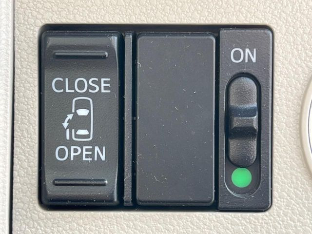 【パワースライドドア】スマートキーや運転席のスイッチでスライドドアの開閉が可能♪電動だから力を入れてドアを開ける必要が無く、小さいお子様でも、重い荷物を持っている時もラクに開け閉めできます♪