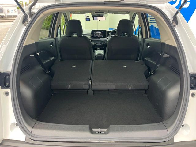 ���i�̂���������ʋ΁A���}���ɏ\���ȉ׎��X�y�[�X���m�ۂ��Ă���܂��B�Z�J���h�V�[�g��|���ƁA�傫�ȉו��̐ύڂ��\�ł���