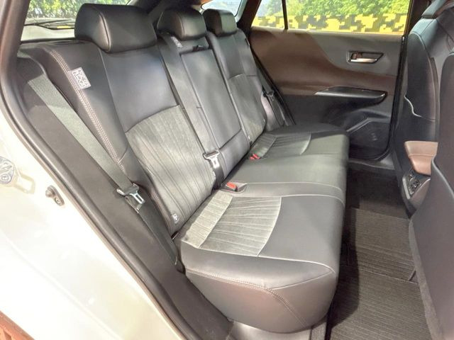 広々とした2列目シートは居住性が高く、居心地も快適!友達や家族とのお出かけにぴったりです。ベビーシートやチャイルドシート使用時も快適にお過ごしいただける十分な空間を確保しています。