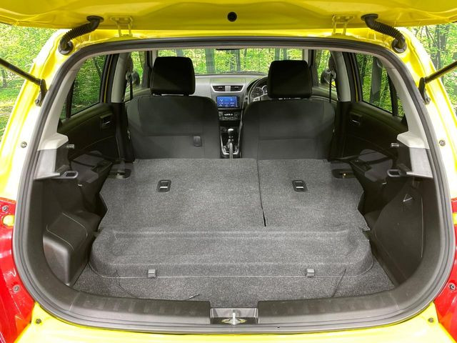 ���i�̂���������ʋ΁A���}���ɏ\���ȉ׎��X�y�[�X���m�ۂ��Ă���܂��B�Z�J���h�V�[�g��|���ƁA�傫�ȉו��̐ύڂ��\�ł���