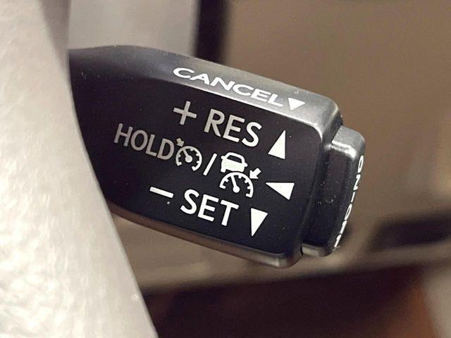 【レーダークルーズコントロール】高速道路での長距離走行が楽に!!自動で速度を保つクルーズコントロールが、衝突軽減システムと連携し、前方の車両を感知して車間を保つように速度調節してくれます!!