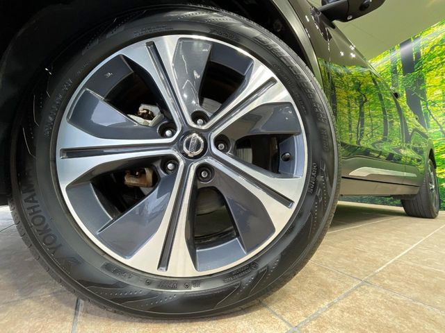 【純正17インチアルミホイール】外観にマッチした純正アルミホイールを装着しております。各種社外アルミホイールや、スタッドレスタイヤも取扱いしております。是非ご相談ください♪