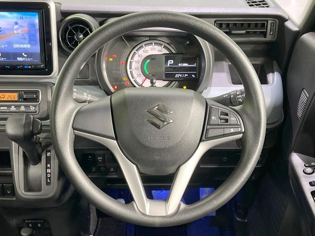 �C���e���A�ɍ��킹���f�U�C���̃X�e�A�����O�́A�^�]�������̂��Ƃ��l���A�^�]���₷���`��A�傫���ł��B�����x�A���ۂɐG���Ă��m���߂��������B