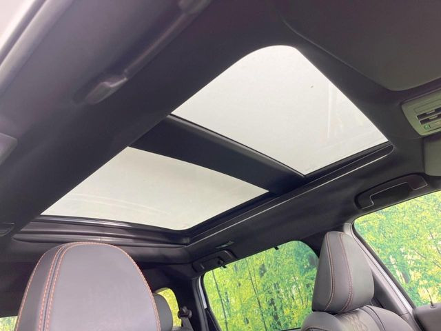 【大型サンルーフ】車内の解放感が一気に上がる大型のパノラマルーフ!季節を問わず開放的で快適なドライブをお楽しみいただけます。流通量も少なく希少価値の高い人気の装備です♪