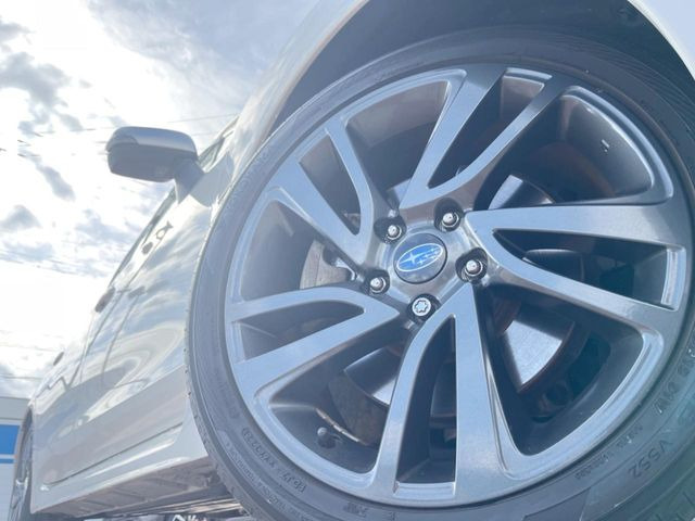 �y����18�C���`�A���~�z�C�[���z�O�ςɃ}�b�`���������A���~�z�C�[���𑕒����Ă���܂��B�e��ЊO�A���~�z�C�[����A�X�^�b�h���X�^�C�����戵�����Ă���܂��B���񂲑��k����������