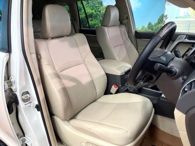 【ベージュレザーシート】デザイン性が高く、高級感のあるベージュ革シート。常に体に触れる部分だから、座り心地の良さにはこだわりたいですね♪汚れの付着や劣化を抑制する内装コーティング施工もおススメですよ♪