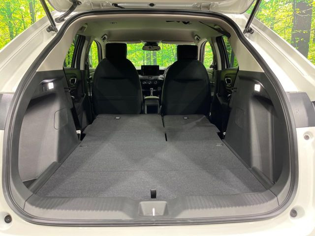 ���i�̂���������ʋ΁A���}���ɏ\���ȉ׎��X�y�[�X���m�ۂ��Ă���܂��B�Z�J���h�V�[�g��|���ƁA�傫�ȉו��̐ύڂ��\�ł���