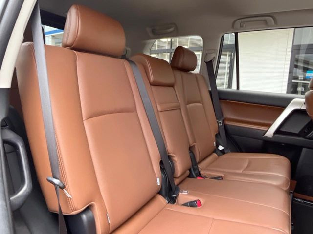 後部座席も気になるようなキズ・汚れやへたり等、大きなダメージはなく、良好な状態です。