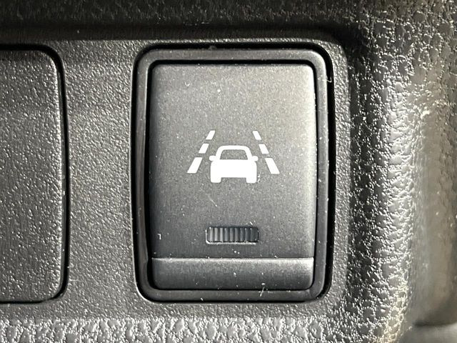 【車線逸脱警報】道路上の白(黄)線を認識し、意図せず走行中の車線からはみ出しそうになった時、メーター内の警告灯とブザーで注意喚起してくれる安心・安全機能です♪