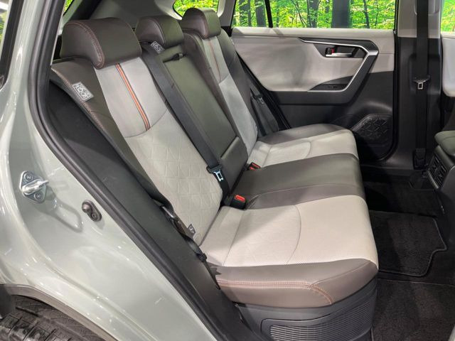 後部座席も気になるようなキズ・汚れやへたり等、大きなダメージはなく、良好な状態です。