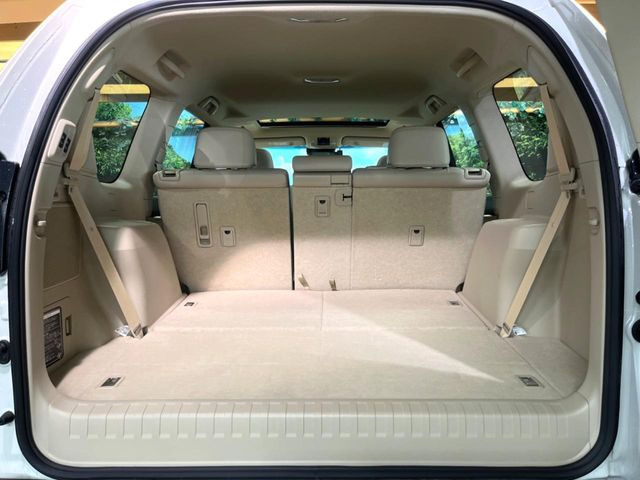 後席を格納すると、これだけの広さが!シーンに合わせたシートアレンジで、大きな荷物も積むことが出来ます♪