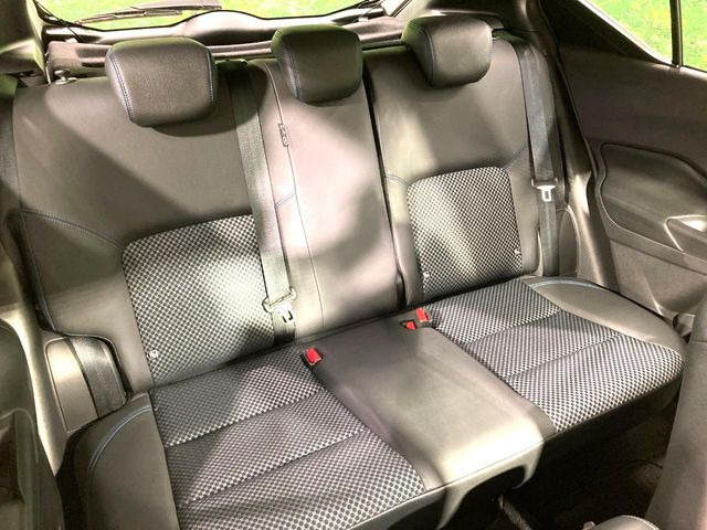 広々とした2列目シートは居住性が高く、居心地も快適!友達や家族とのお出かけにぴったりです。ベビーシートやチャイルドシート使用時も快適にお過ごしいただける十分な空間を確保しています。