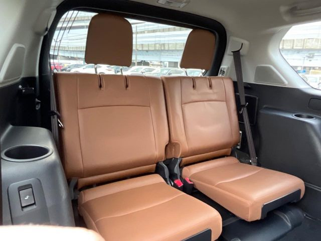 床下収納式のサードシートです。座席部分をコンパクトに収納でき、広大な荷室スペースとしてお使いいただけます!乗車人数や荷物の量など利用シーンに合わせて3列目を有効活用でき、とっても便利♪