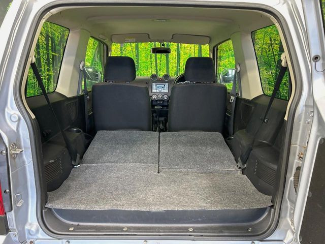 ���i�̂���������ʋ΁A���}���ɏ\���ȉ׎��X�y�[�X���m�ۂ��Ă���܂��B�Z�J���h�V�[�g��|���ƁA�傫�ȉו��̐ύڂ��\�ł���