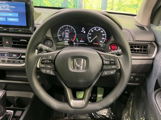 �C���e���A�ɍ��킹���f�U�C���̃X�e�A�����O�́A�^�]�������̂��Ƃ��l���A�^�]���₷���`��A�傫���ł��B�����x�A���ۂɐG���Ă��m���߂��������B