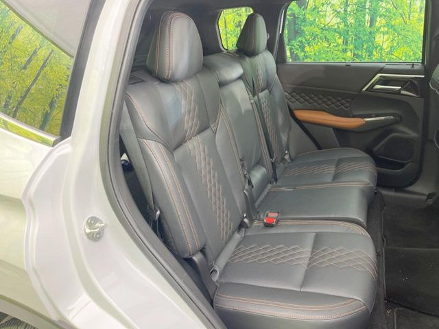 後部座席も気になるようなキズ・汚れやへたり等、大きなダメージはなく、良好な状態です。